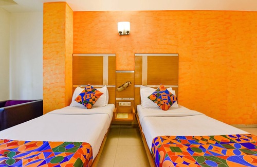 Navrangpura Hotel | Fabhotel Kadamb Inn