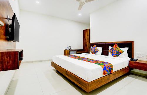 Vadodara Hotel | FabHotel Maa Gayatri
