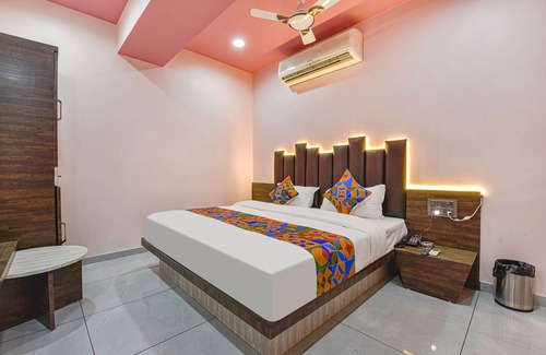 Thaltej Hotel | Fabhotel Max Inn