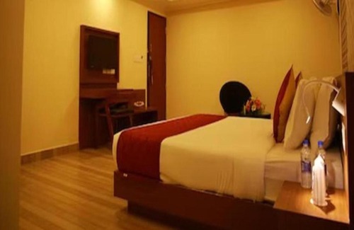 Ernakulam South Hotel | FabHotel Prime D Chandlier