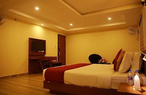 Ernakulam South Hotel | FabHotel Prime D Chandlier
