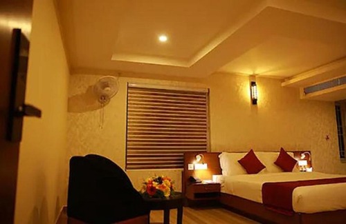 Ernakulam South Hotel | FabHotel Prime D Chandlier