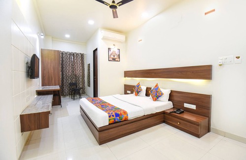 Hadapsar Hotel | Fabhotel Royal Suits