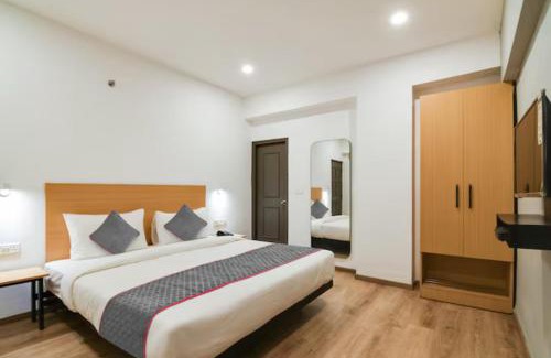 Ballygunge Hotel | FabHotel Sayeeda International - 600m from Park Circus 7 Point