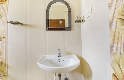 Nanganallur Hotel | Fabhotel Sri Krishna Residency Airport