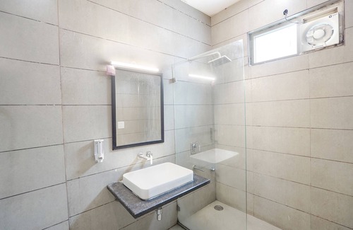 Delhi Hotel | Fabhotel The Luxe Inn