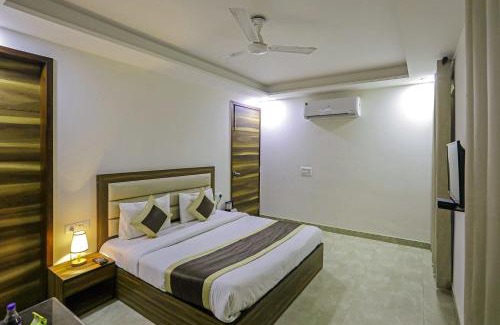 Dwarka Hotel | FabHotel White House BNB - Nr Yashobhoomi Convention Centre