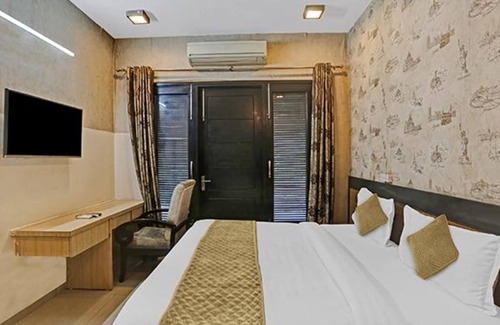 Sector 40 Hotel | Fabhotel X Green Tree