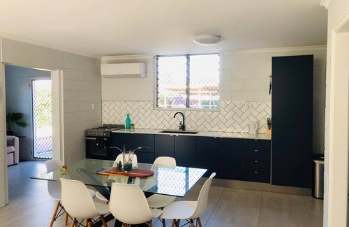 Railway Estate House | Fabulous 2BR Townsville city fringe stay.