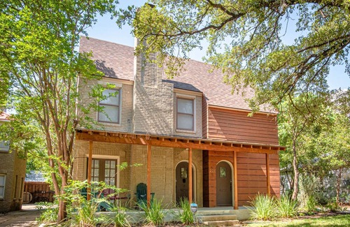 Mahncke Park House | Fabulous 4 BR w/Fire Pit & Hot Tub Near Downtown