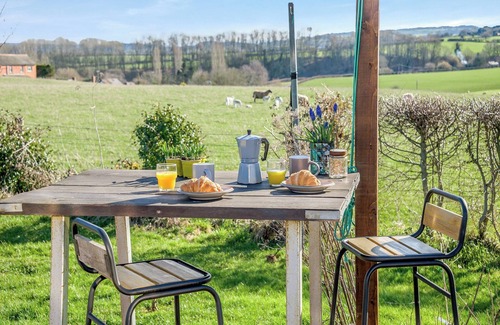 Hereford Cottage | Fabulous Airstream with sunken bath in the decking, perfect for that romantic break away.