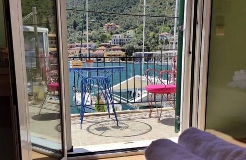 Evgiros Apartment | Fabulous apt. w breakfast near the sea