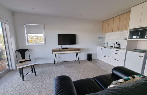 Castor Bay Apartment | Fabulous Castor Bay 1 Bedroom With Views & SkyTV