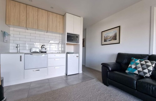 Castor Bay Apartment | Fabulous Castor Bay 1 Bedroom With Views & SkyTV
