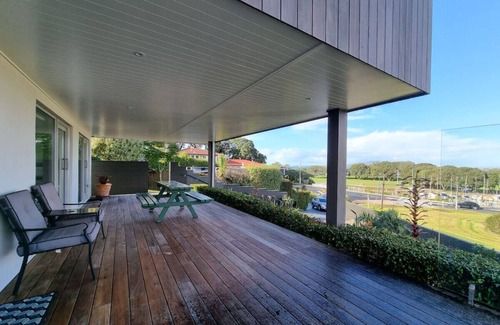 Castor Bay Apartment | Fabulous Castor Bay 1 Bedroom With Views & SkyTV