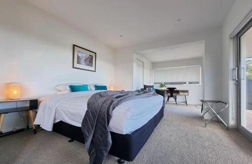 Castor Bay Apartment | Fabulous Castor Bay 1 Bedroom With Views and SkyTV