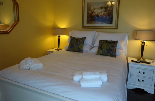 Niagara-on-the-Lake House | Fabulous Guesthouse B & B Located In The Heart Of Vineyard Country!