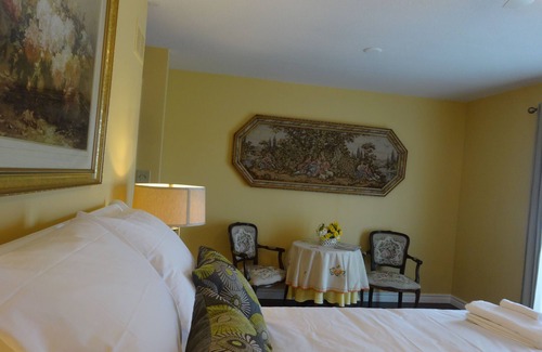 Niagara-on-the-Lake House | Fabulous Guesthouse B & B Located In The Heart Of Vineyard Country!