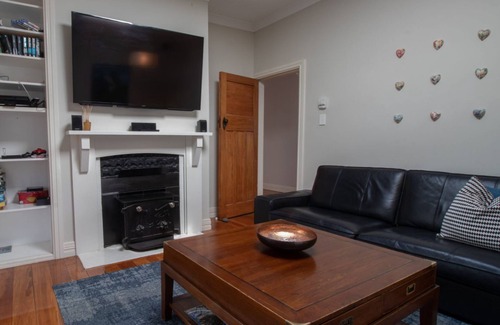 Fitzroy House | FABULOUS IN FITZROY COMFORTABLY SLEEPS TEN GUESTS