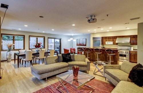 Minneapolis House | Fabulous Minneapolis Townhome-Large Groups