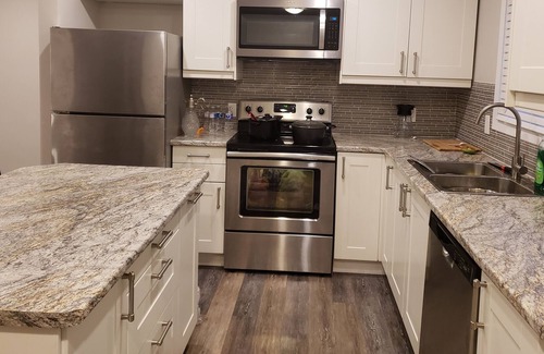 Lakeport House | Fabulous Niagara Home with Free Parking !!!!