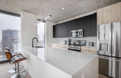 West Loop Apartment | Fabulous West Loop 2BR w/Rooftop & Dog Wash, nr L, by Blueground