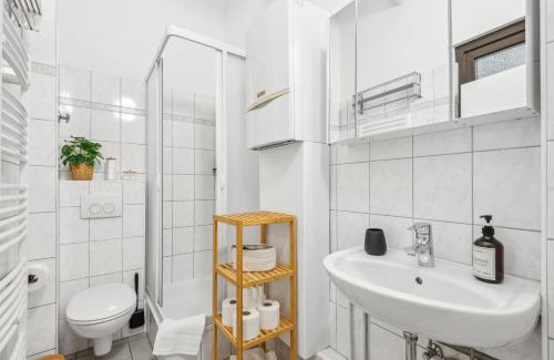 Kostheim Apartment | FABYLOUS Homes City Apartment I Gruppen I Waschtrockner I Balkon I belebte Lage