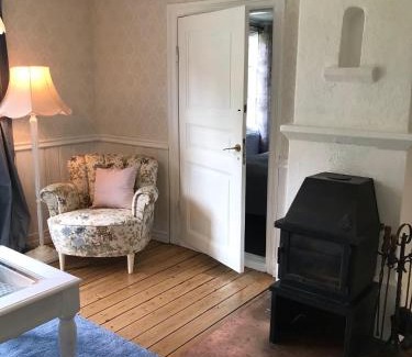 Lysekil House | Fagerbacka Torp. Söt stuga nära havet