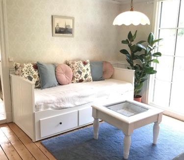 Lysekil House | Fagerbacka Torp. Söt stuga nära havet