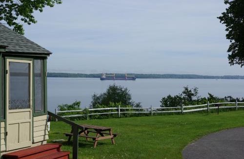 Clayton Hotel | Fair Wind Motel and Cottages