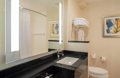 Auburndale Hotel | Fairfield Inn & Suites New York Queens/Fresh Meadows