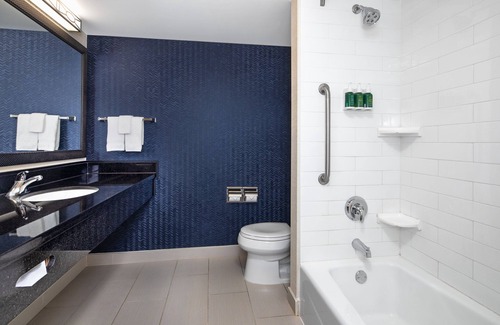 Gateway Hotel | Fairfield Inn & Suites by Marriott Toronto Mississauga
