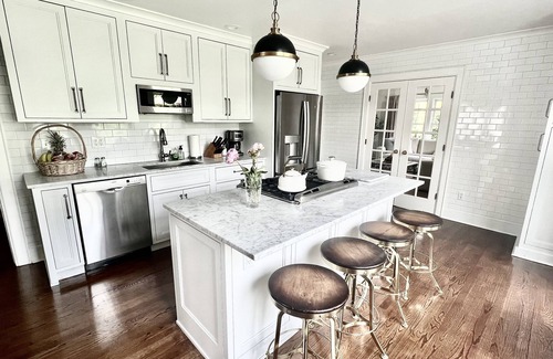 Fairfield House | Fairfield Old Post Road-heated pool & Guest Cottage-walk to NYC train and Beach!
