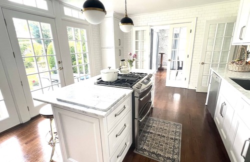 Fairfield House | Fairfield Old Post Road-heated pool & Guest Cottage-walk to NYC train and Beach!