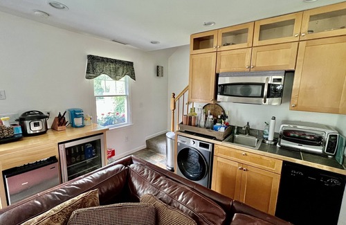 Fairfield House | Fairfield Old Post Road-heated pool & Guest Cottage-walk to NYC train and Beach!