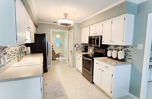 Daphne House | FAIRHOPE, DAPHNE, DT MOBILE & BEACHES!nDAY SPA, POOLS, GOLF,& MASSAGE CHAIR INCL