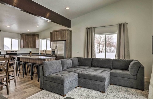 Fairview Cabin | Fairview Vacation Rental w/ Mountain Views!