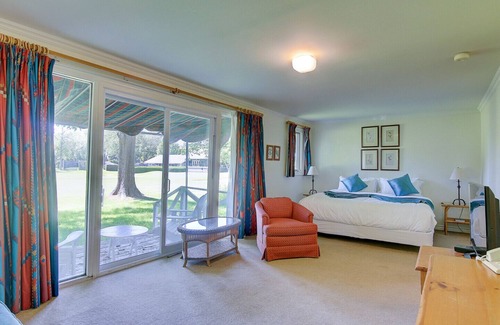 Georgina Ski Chalet | Fairway cottage at Jackson Point