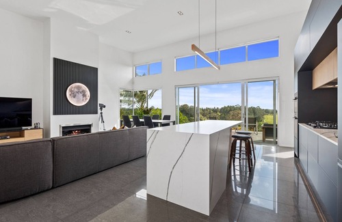 Kerikeri House | Fairway Views - Kerikeri Holiday Home