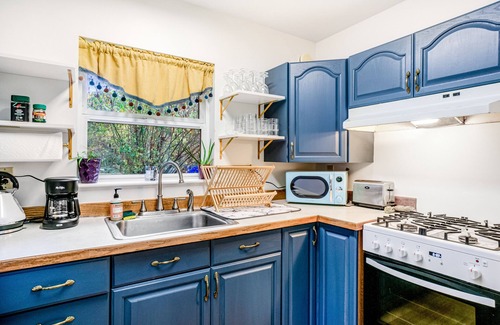 Vashon Island Cottage | Fairytale Cottage with a Lovely Meadow Setting, Patio & WiFi - Walk to KVI Beach