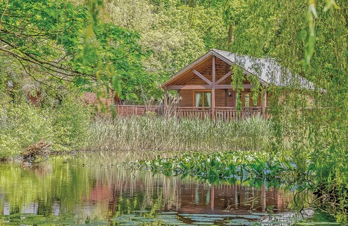 Tilford Ski Chalet | Falkner Watersedge Lodge