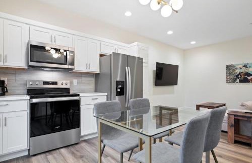 Evansville Apartment | Fall at Golden Goose including King Bed, Parking, Security and Laundry