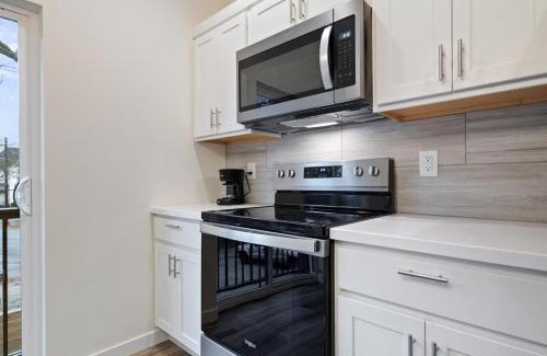 Evansville Apartment | Fall at Golden Goose including King Bed, Parking, Security and Laundry