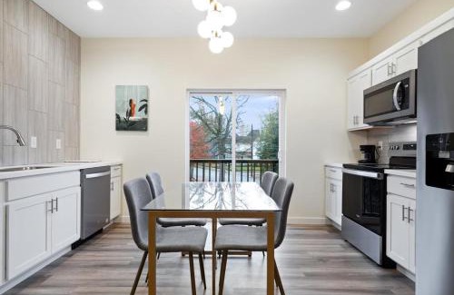Evansville Apartment | Fall at Golden Goose including King Bed, Parking, Security and Laundry