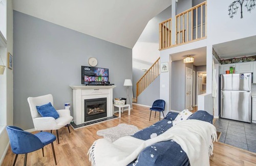 Cressy House | Fall Color On the Lake