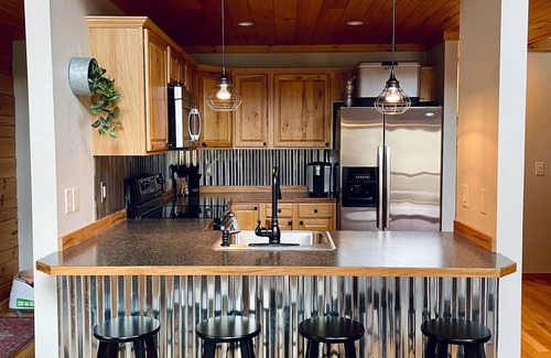 Grassy Creek Cabin | FALL ESCAPE 4-bedroom dog-friendly log cabin
