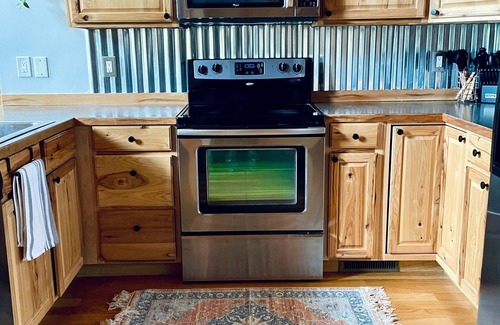 Grassy Creek Cabin | FALL ESCAPE 4-bedroom dog-friendly log cabin