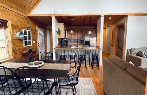 Grassy Creek Cabin | FALL ESCAPE 4-bedroom dog-friendly log cabin