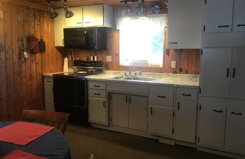 Alanson Cottage | Fall Foliage Getaway on Pickerel Lake – Cozy Cottage Retreat