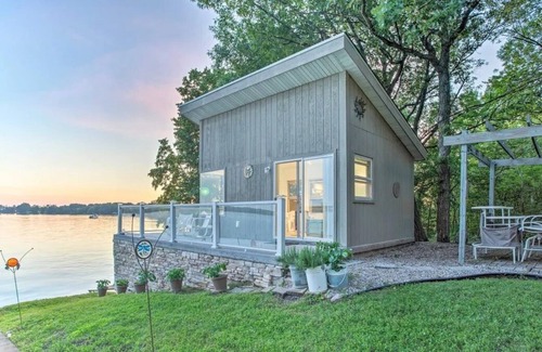 New Prague Cabin | Fall is absolutely beautiful on Cedar Lake!! Best time of year. Save Weekdays!